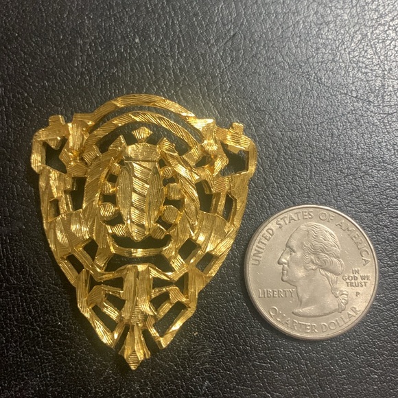 RARE ESTATE FIND… CASTLECLIFF .. Gold Crest Pendant … excellent condition - Picture 4 of 6